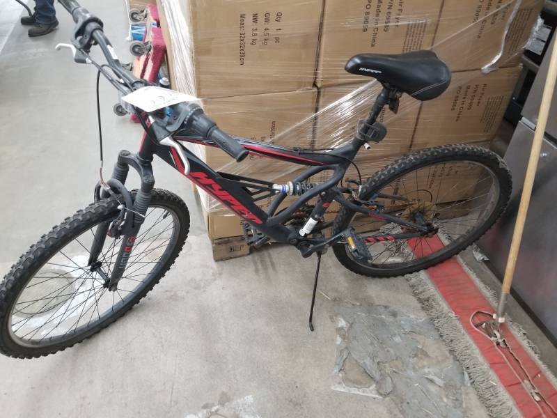 lot 223 image: Hyper   10-speed  22-inch Trail Bike