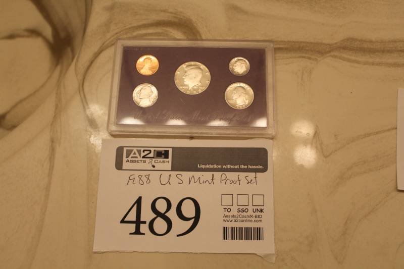 lot 489 image: 1988 U.S. Mint 5-Coin Proof Set with Display Case