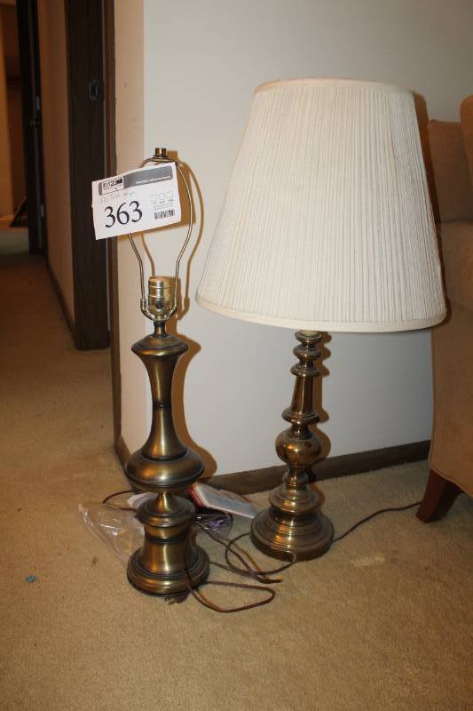 lot 363 image: Lot of (2) Table Lamps