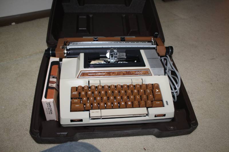 lot 428 image: Smith-Corona Coronamatic 2200 Portable Electric Typewriter with Case