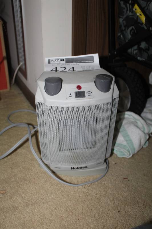 lot 424 image: Holmes Portable Space Heater