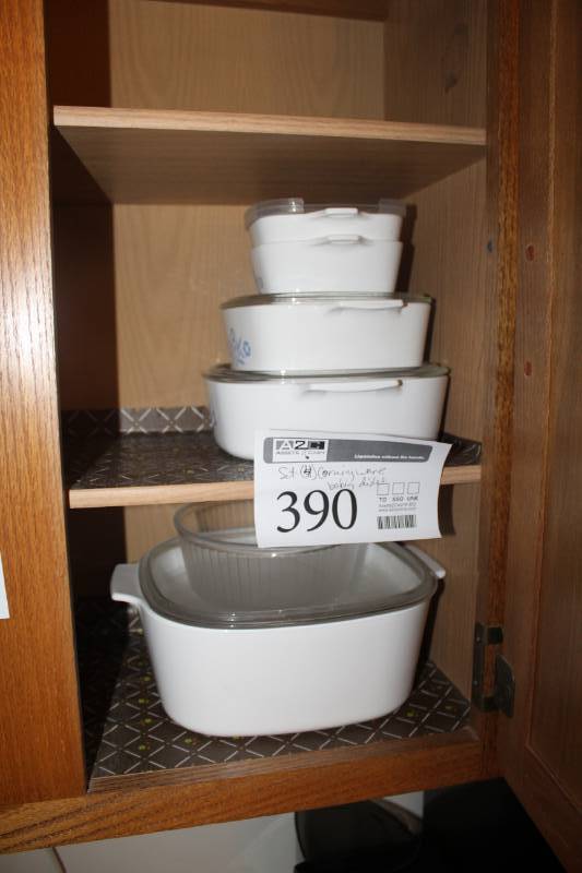 lot 390 image: Lot of (4) Corningware Baking Dishes with Clear Glass Lids