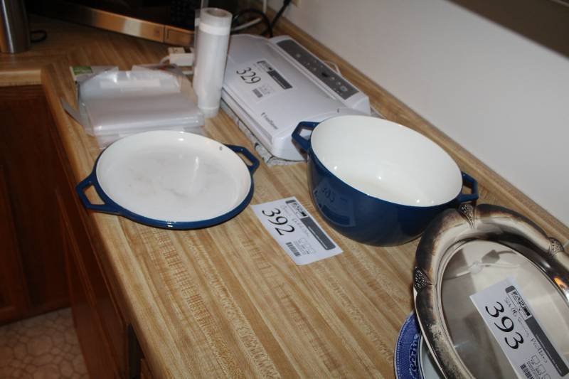 lot 392 image: Ceramic Dutch Oven