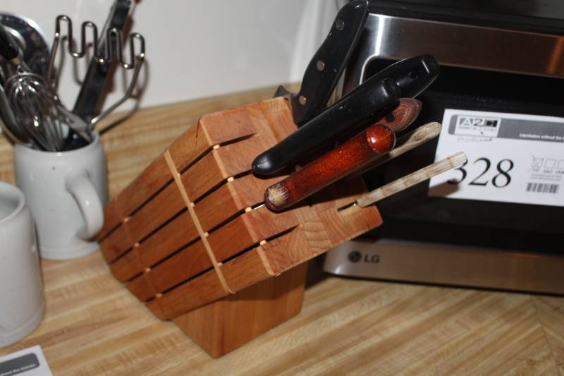 lot 386 image: Wood Knife Block with Kitchen Knives