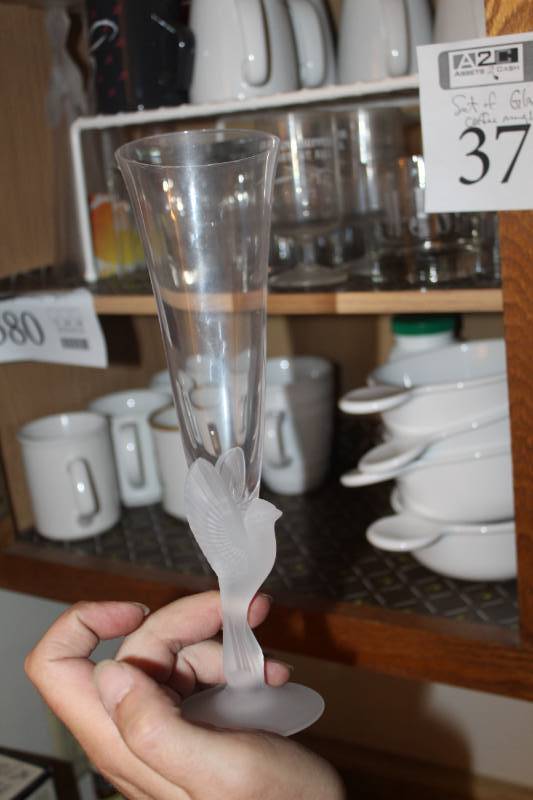 lot 380 image: Lot of (4) Clear Glass Frosted Bird Base Glass Champagne Flutes