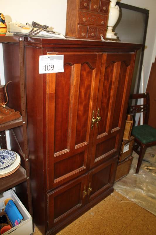 lot 409 image: Wood 4-Door Hideaway Entertainment Center