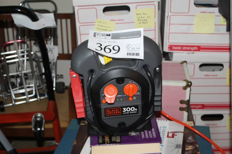 lot 369 image: Black&Decker 300A Jump Starter