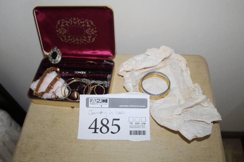 lot 485 image: Womens Bracelets, Pendants, Misc. Jewelry in Jewelry Case