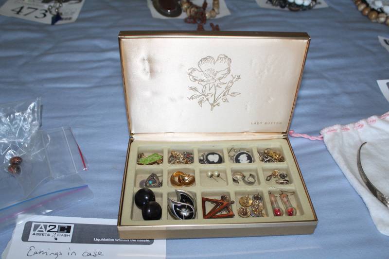 lot 486 image: Womens Earrings in Gold Jewelry Case