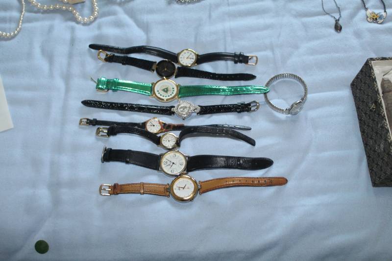 lot 498 image: Lot of (9) Mens and Womens Wrist Watches
