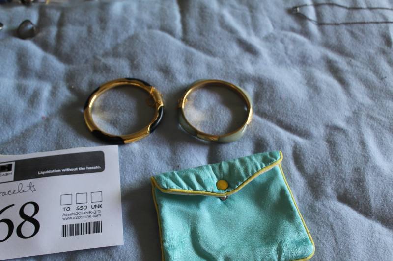 lot 468 image: Lot of (2) Womens Gold Band Wrist Bracelets