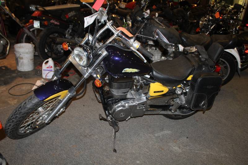 lot 3 image: 2005 Suzuki S40 650 Motorcycle