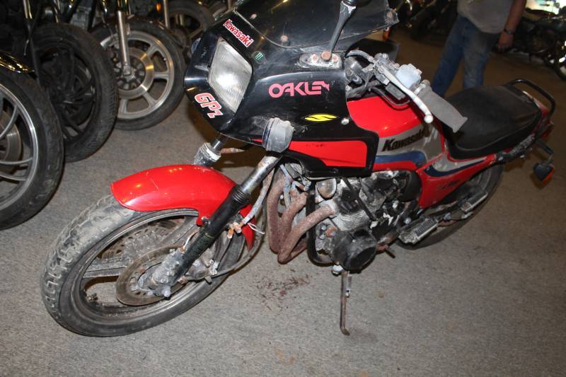 lot 185 image: 1983 Kawasaki GPZ 550 Motorcycle