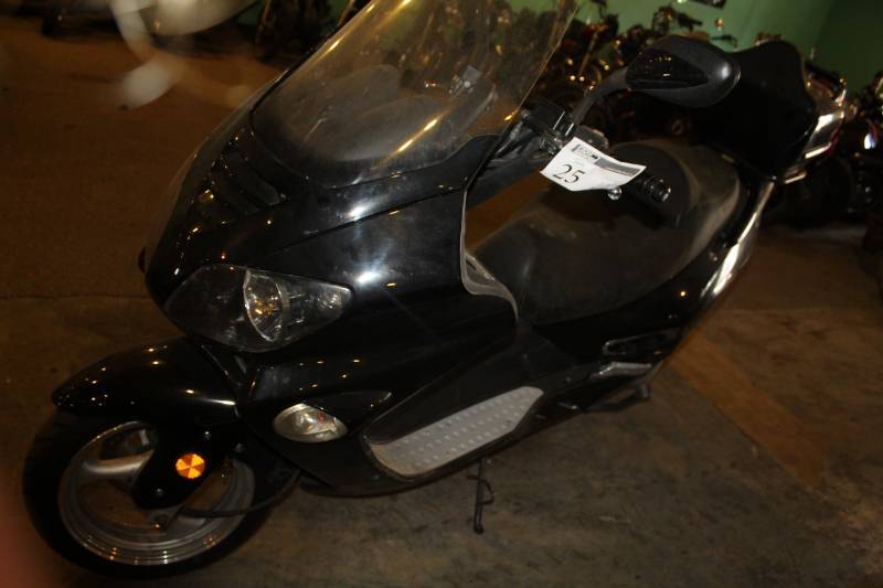 lot 25 image: 2011 Jonway YY 250 T Scooter