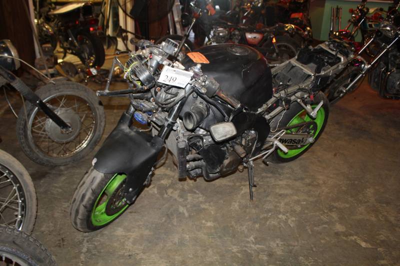 lot 249 image: 1998 Kawasaki ZXR 600 Motorcycle