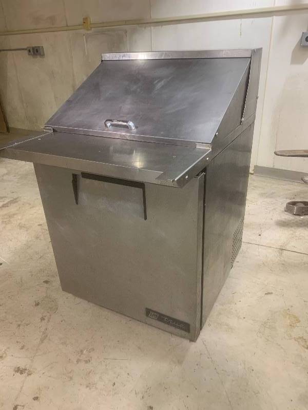 lot 18 image: True Single Door Prep tableTSSU-27-12m-c115VRuns CoolsNote Door Hinge needs Work