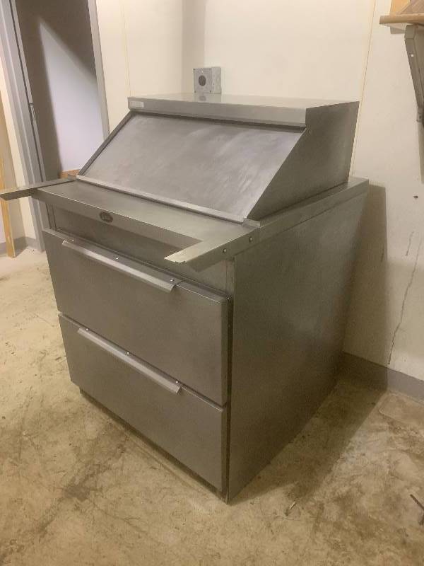 lot 22 image: True Double Drawer Singe Prep tableRuns Cools36X24X36115V