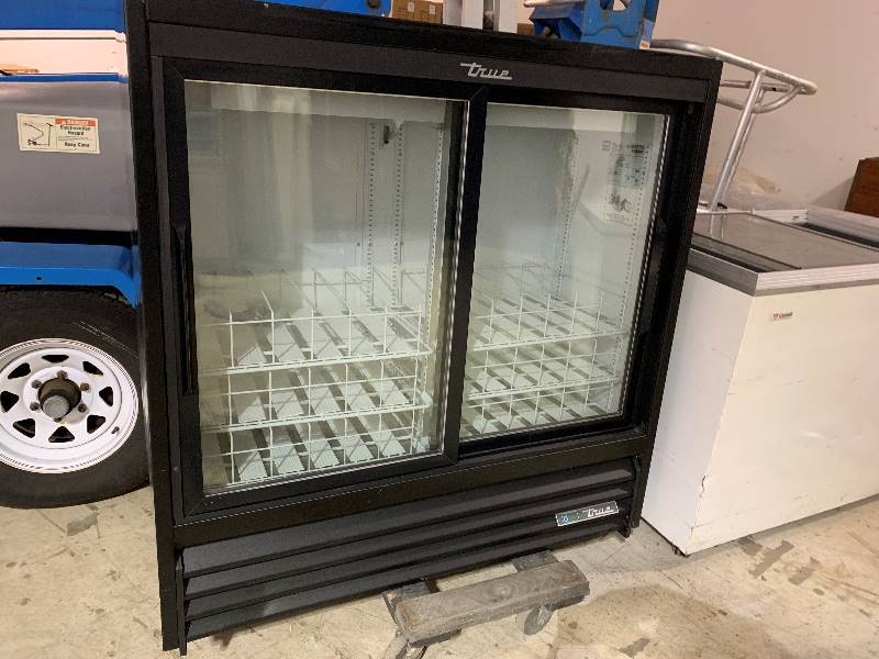 lot 5 image: True, Mod #GDM-41SL-48-HC-LD, two sliding glass door refrigerator, NSF-7, SN 8922733, 115 volts, 2.4 amps, LED lights, 47x21x48H, -Runs Cools