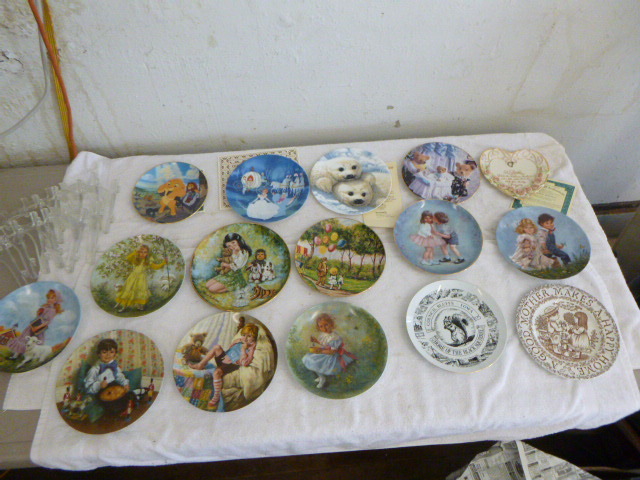 lot 9 image: 16 Collector Plates