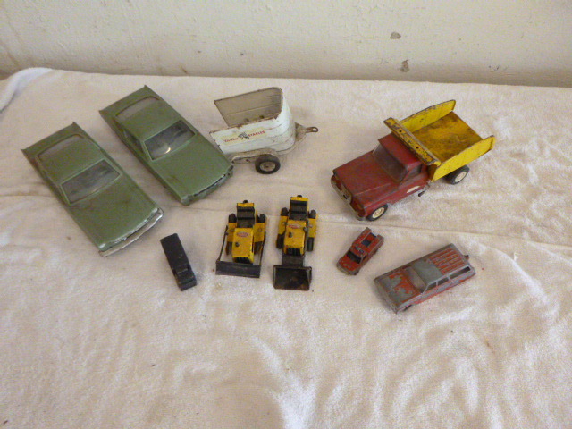 lot 12 image: Vintage Tonka Truck with Cars