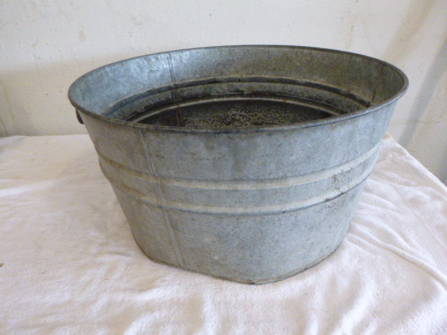 lot 20 image: Vintage Metal Tub