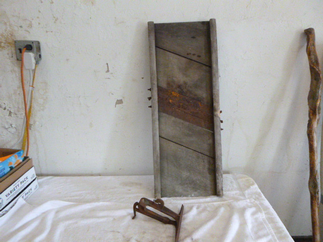 lot 32 image: Vintage Items