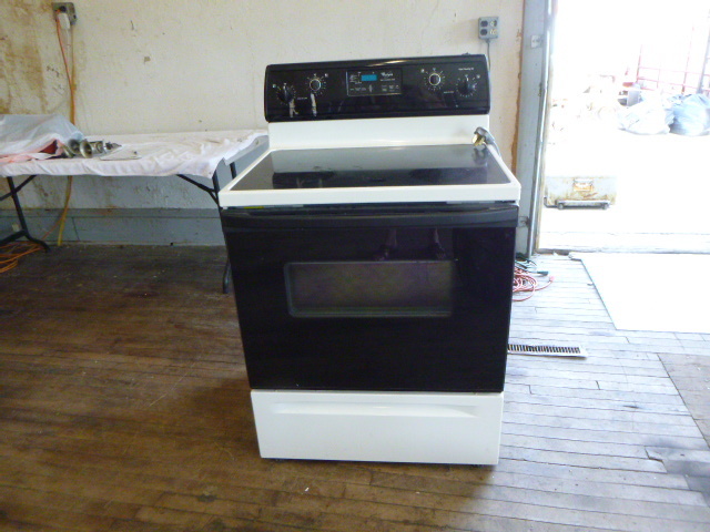 lot 5 image: Whirlpool Stove