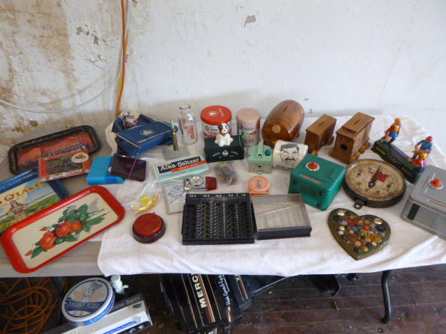 lot 81 image: Miscellaneous Piggy Banks