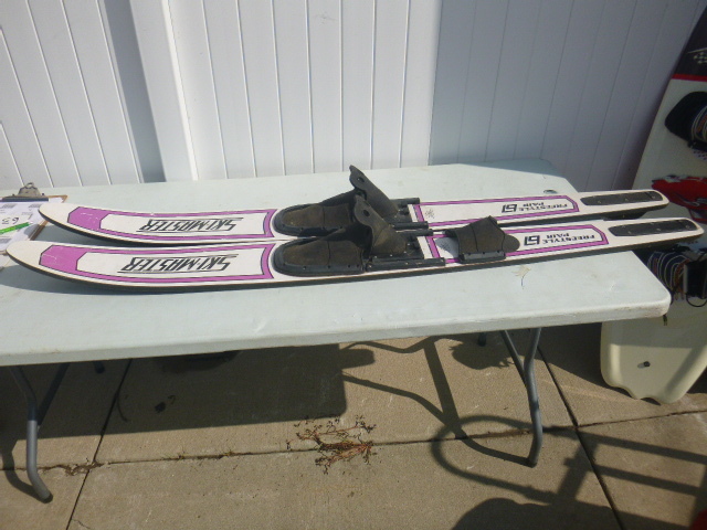 lot 63 image: Ski-Master Freestyle 67 Water Skies