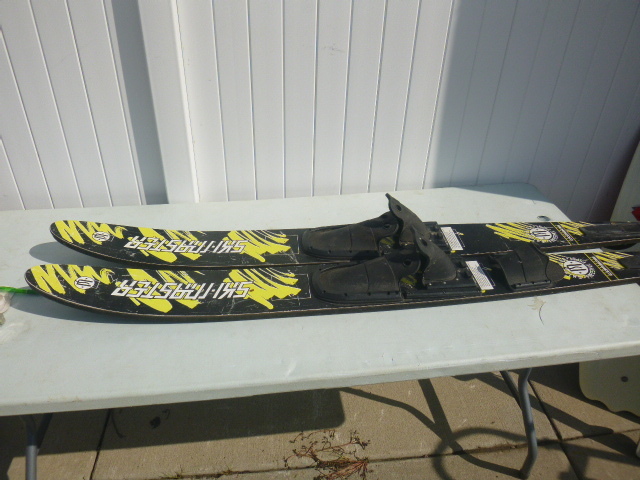 lot 64 image: Ski-Master Freestyle F5P67 Water Skies