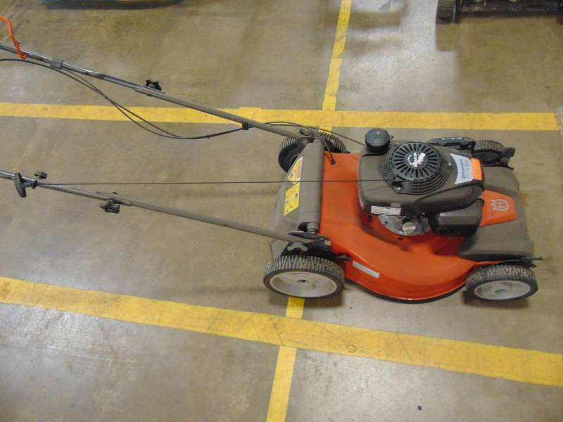 lot 323 image: Husqvarna LC221RH 160-cc 21-in Self-propelled Gas Lawn Mower with Honda Engine 961450032