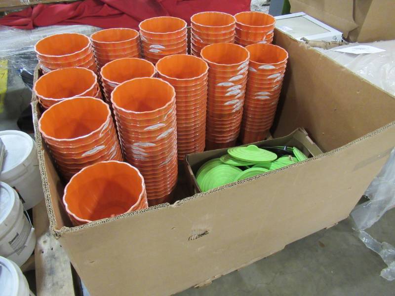 lot 17 image: GARDENGOODZ HD1-1023A Mumkin WithoutWith Face Drop-in Planter, 8.9, Orange WIth Box Of Lids, HD1-1023A