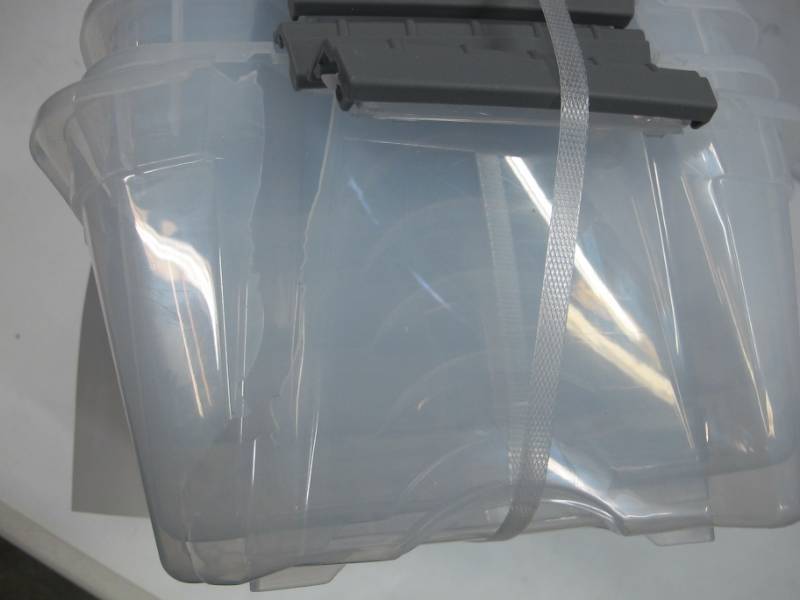 lot 60 image: 5 Pack of Buckle Up Stackable Storage Containers with Lids - 1 Broken Bottom