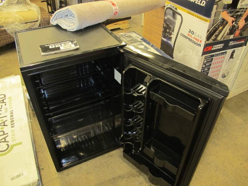 lot 1 image: Danby 4.4 cu. ft. Contemporary Classic Compact Refrigerator DAR044A8BBSL - BlackSilver