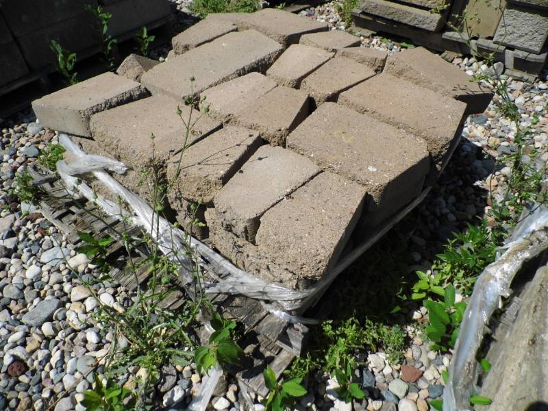 lot 2 image: 40 Freestanding Wall Block