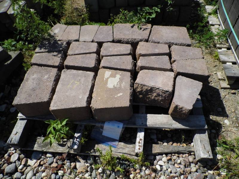lot 17 image: 23 Standing Wall Block