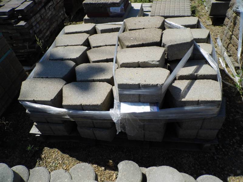 lot 40 image: 60 Garden Wall Block