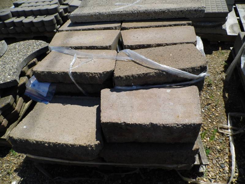 lot 43 image: 50 Freestanding Wall Block