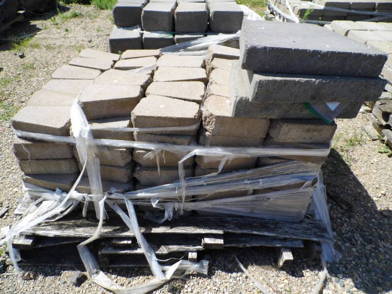 lot 59 image: 150 Freestaning Wall Block