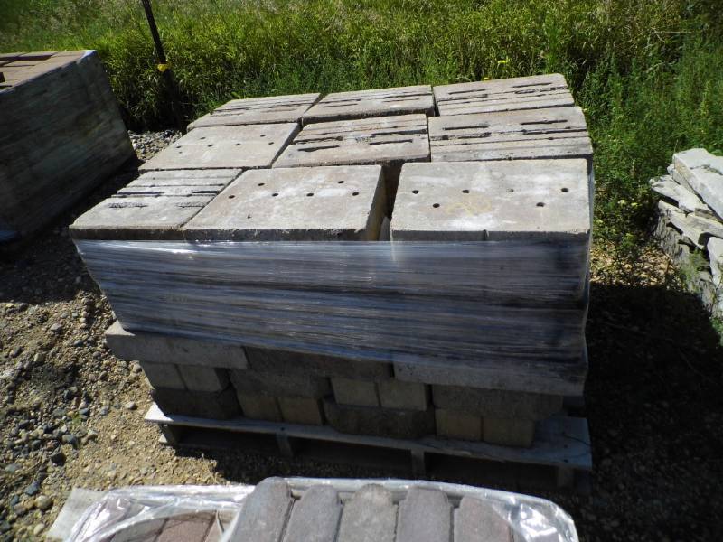 lot 70 image: 32 Garden Wall Block - 18 Large Wall Block