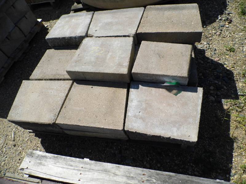 lot 72 image: 22 Large Caps