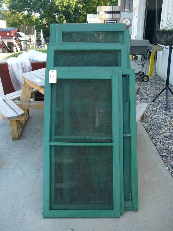 lot 12 image: Lot Of Wooden Screens