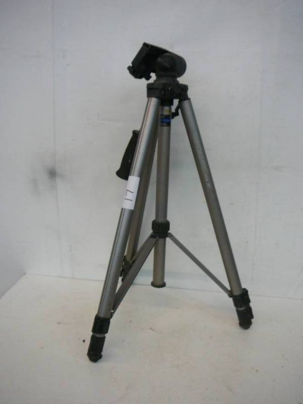 lot 17 image: Vanguard Pro K Adjustable Tripod