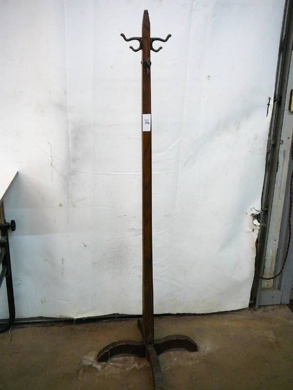 lot 18 image: Oak Coat Rack