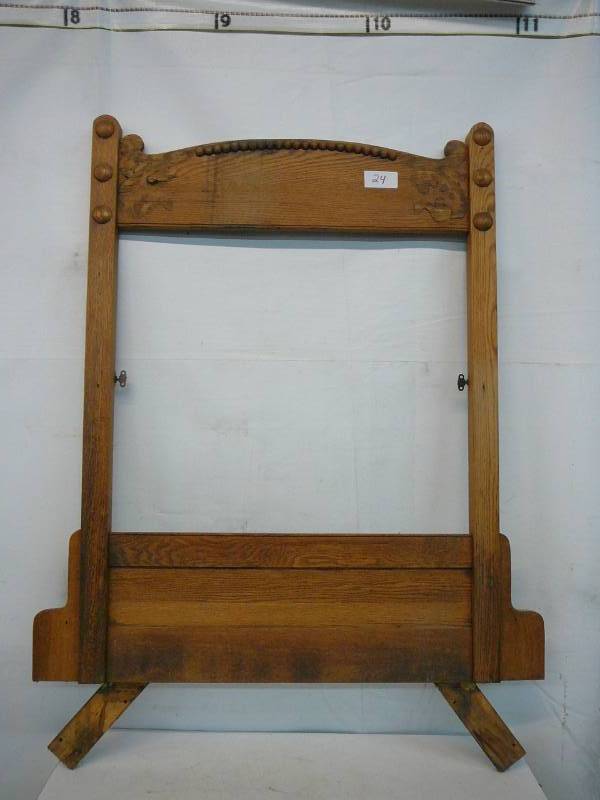 lot 24 image: Vintage Oak Mirror Frame
