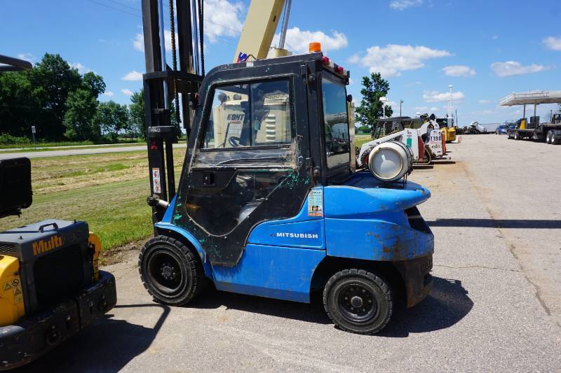 Mitsubishi Model FG30N Enclosed Cab Propane Powered Fork Lift