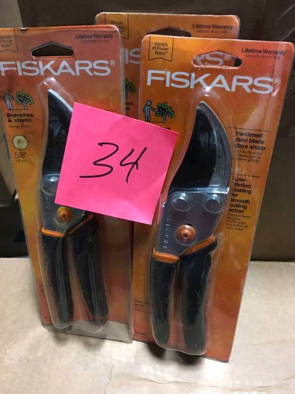 lot 34 image: Fiskars Garden Tools 5.5 in. Bypass Pruner 91099966J in good condition