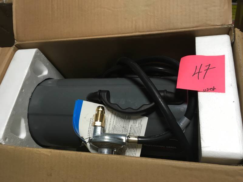 lot 47 image: Dyna-Glo Delux 30K-60K BTU LP Forced Air Propane Portable Heater USED in good condition