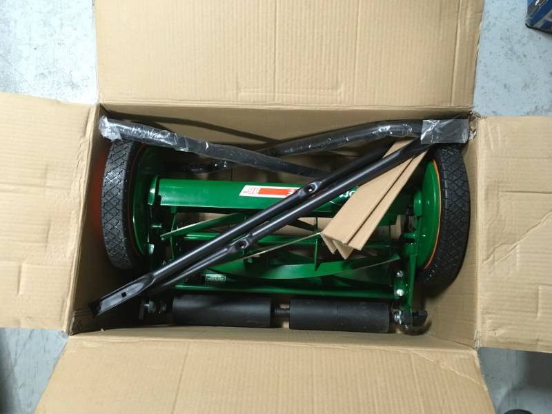 lot 21 image: Scotts Scotts 16 in. Manual Walk Behind Push Reel Lawn Mower not used