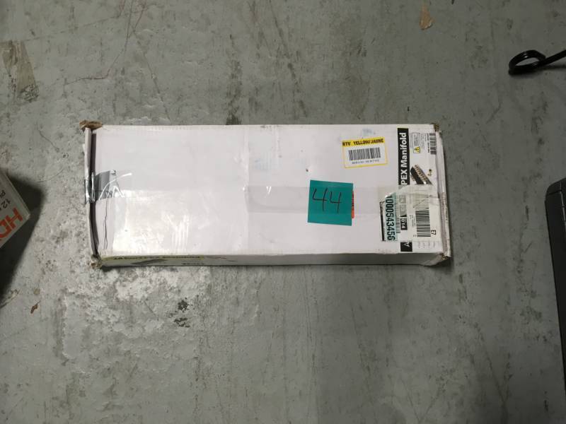lot 44 image: Apollo 24-Port PEX Manifold with 12 in. Brass Ball Valves in good conditions